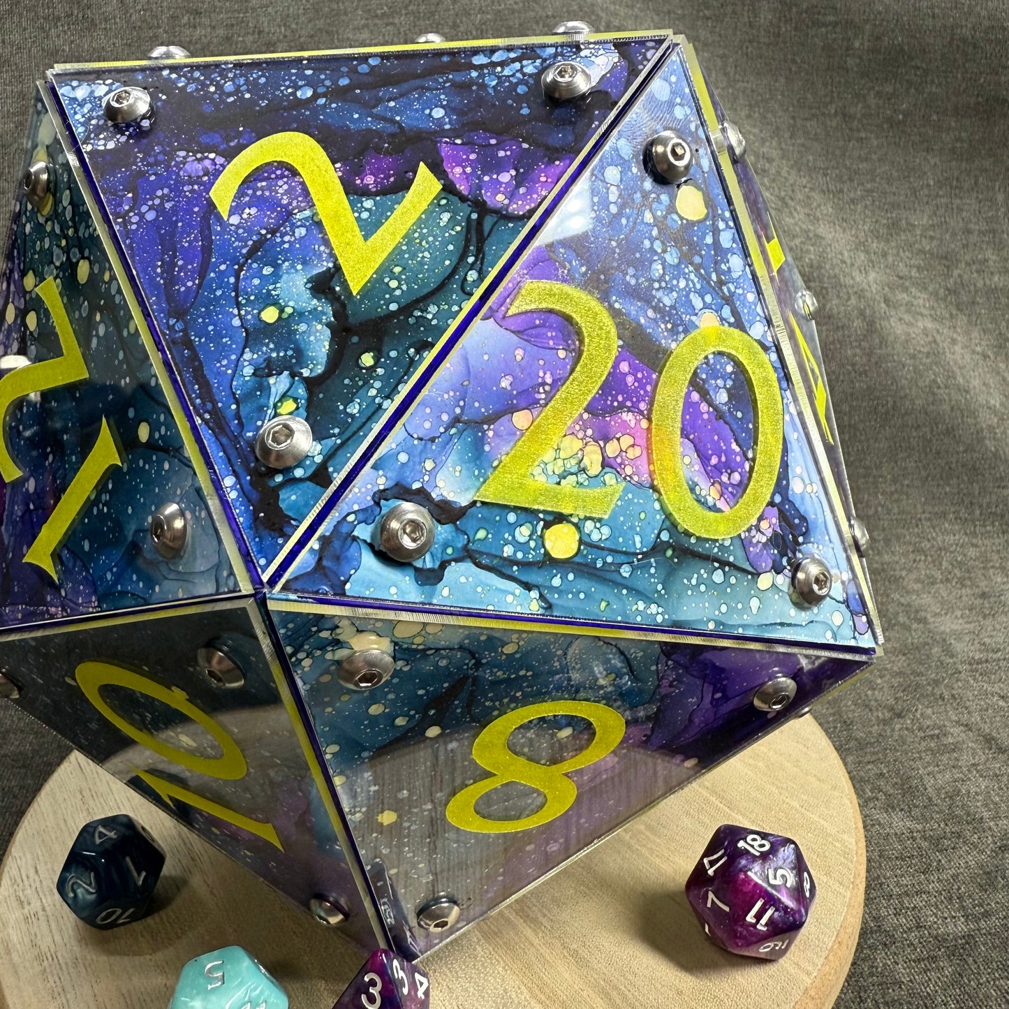 Circle of Stars: A Handpainted D20 Driftglobe Lamp
