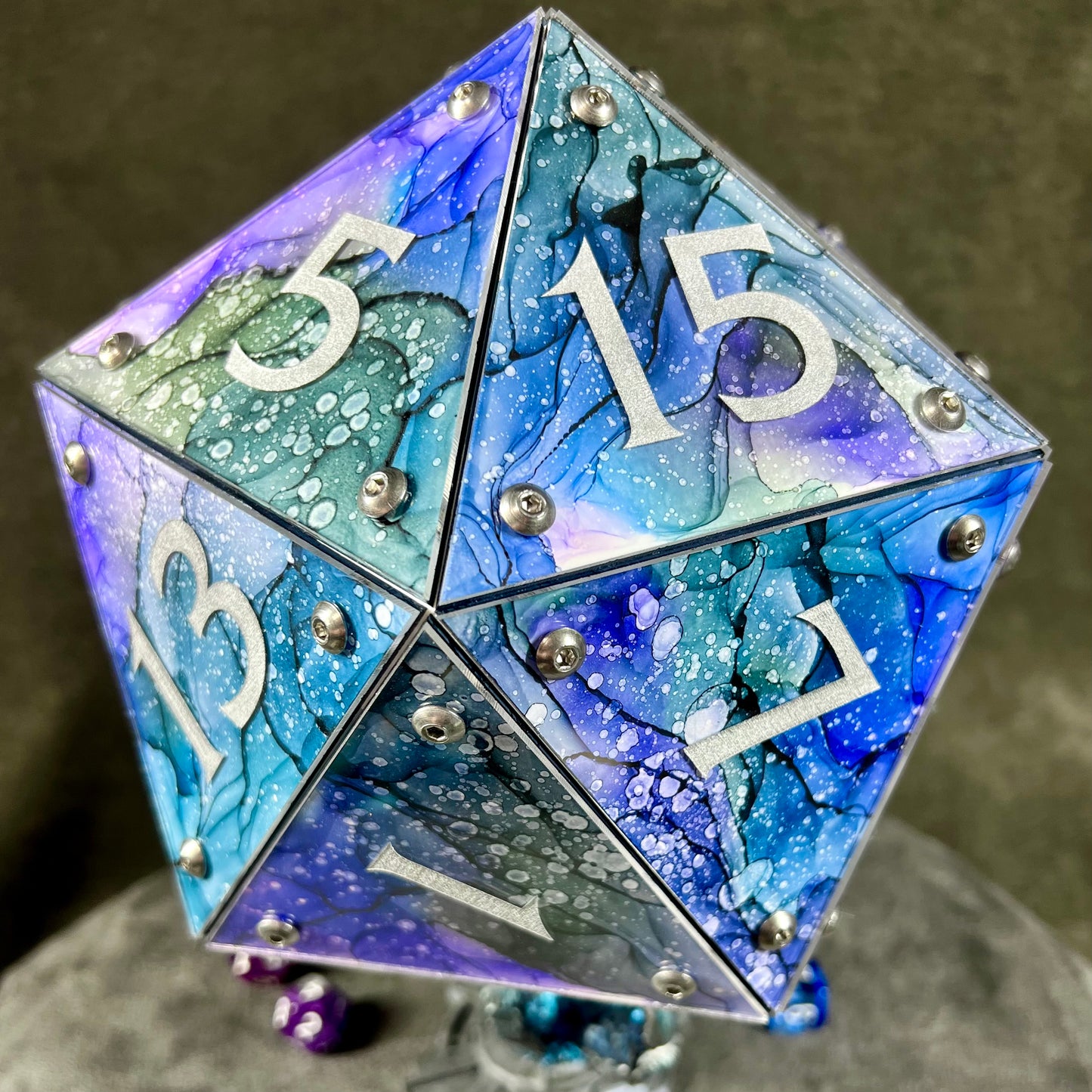 Starry Form : A Handpainted D20 Driftglobe Lamp