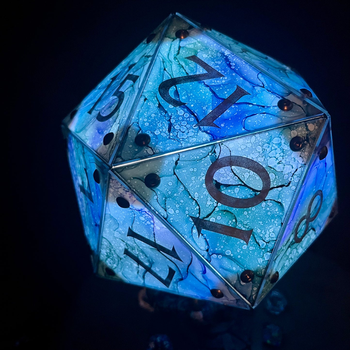 Starry Form : A Handpainted D20 Driftglobe Lamp