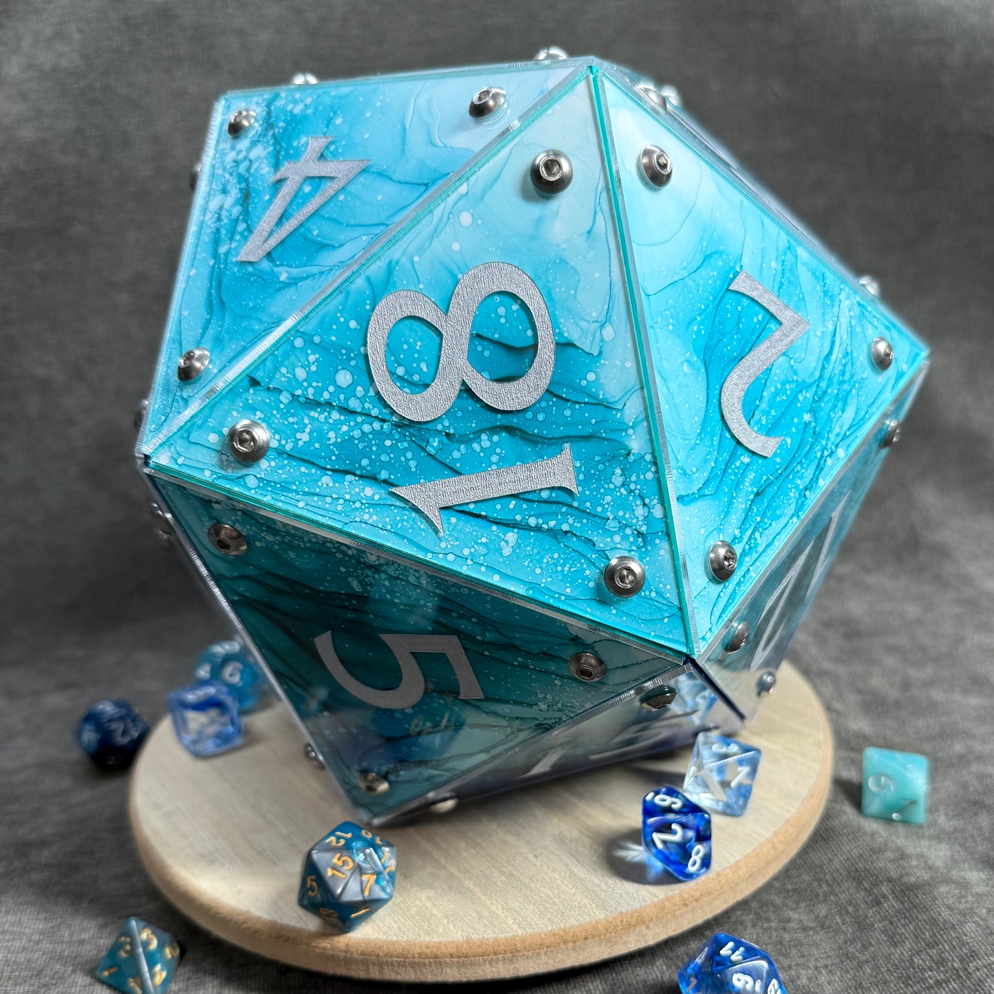 Circle of the Sea: A Handpainted D20 Driftglobe Lamp