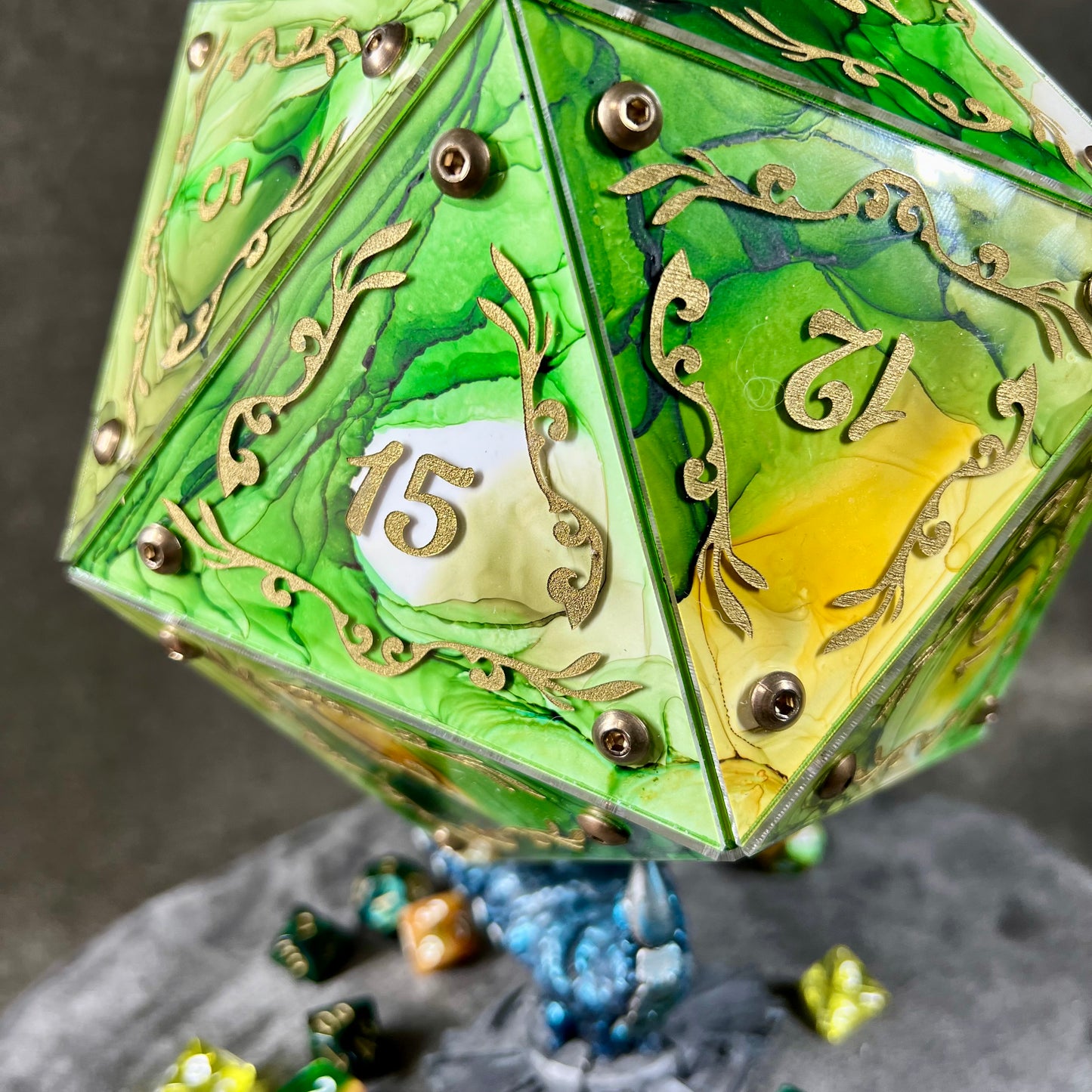 Entangle: A Handpainted D20 Driftglobe Lamp