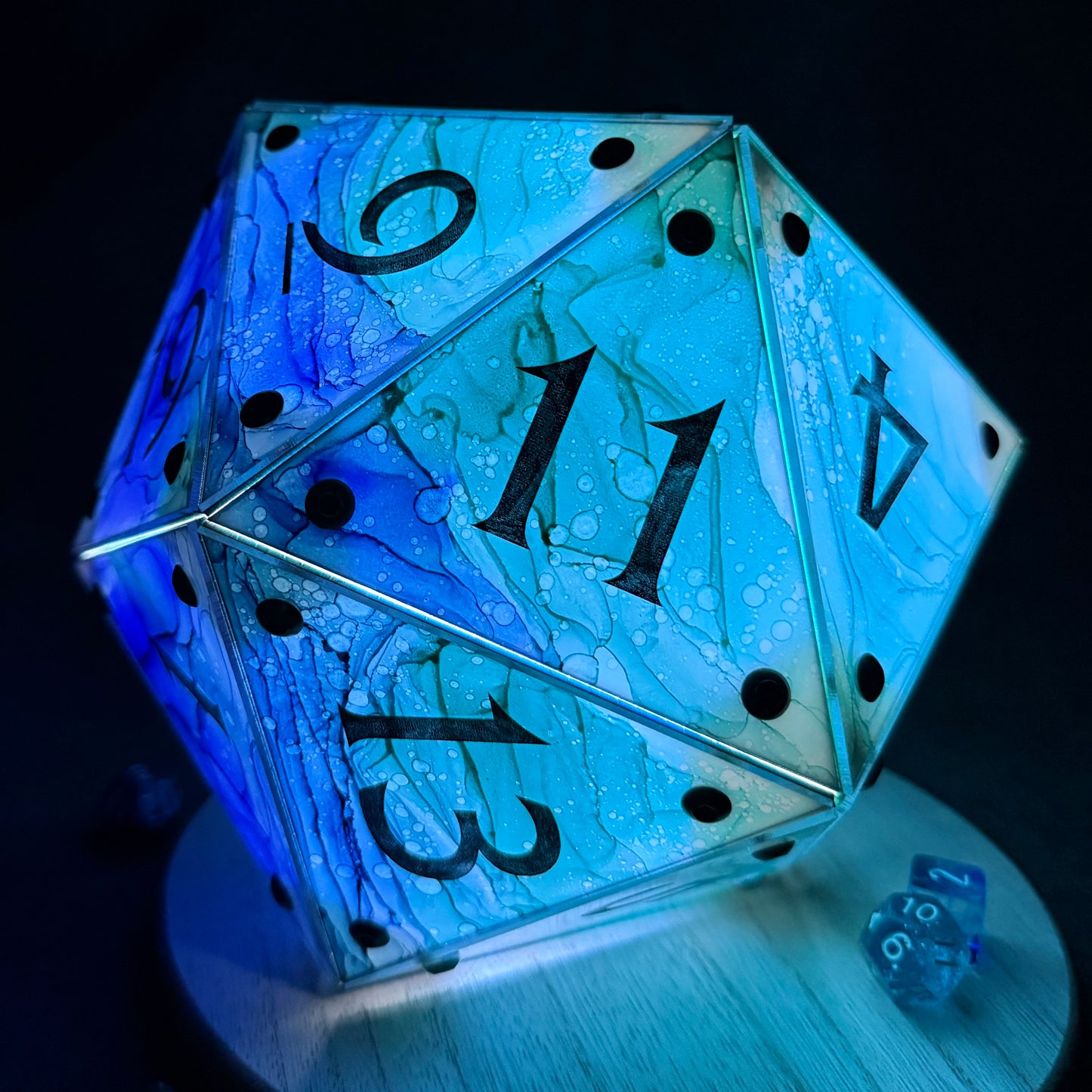 Circle of the Sea: A Handpainted D20 Driftglobe Lamp