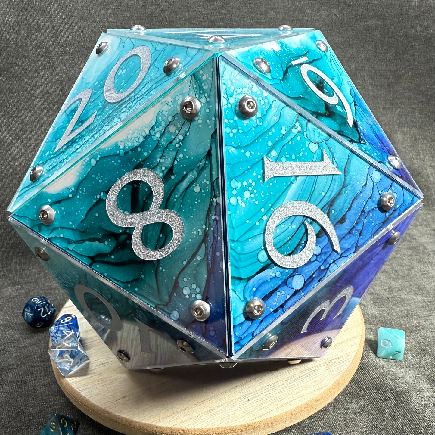 Circle of the Sea: A Handpainted D20 Driftglobe Lamp