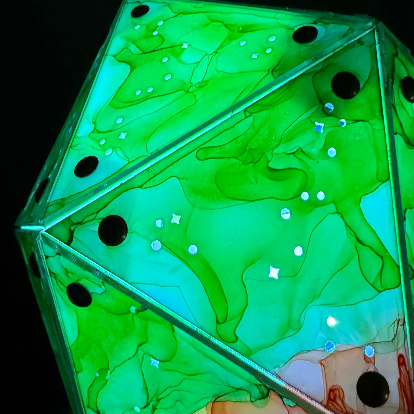 Amaze: A Handpainted Driftglobe Lamp