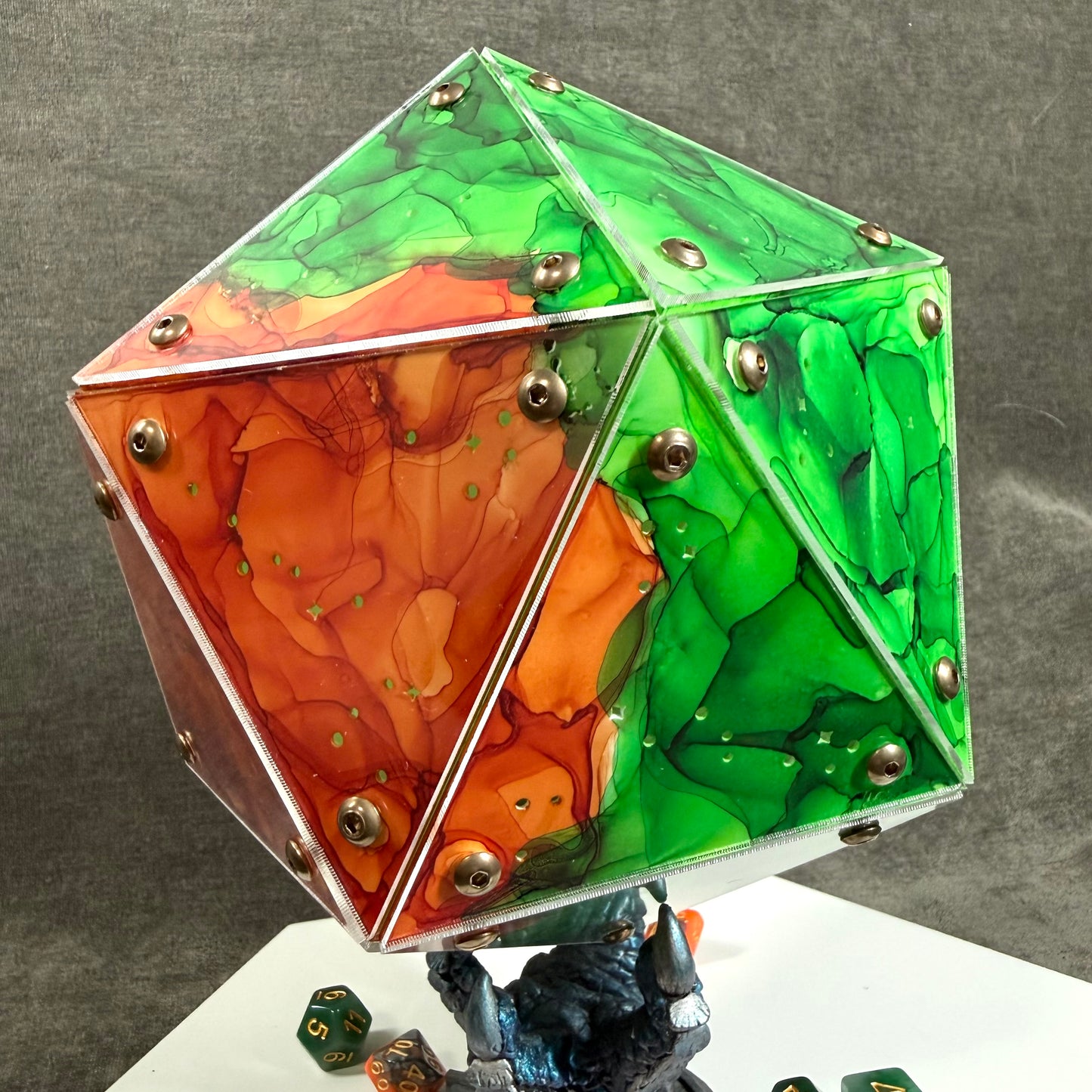 Amaze: A Handpainted Driftglobe Lamp
