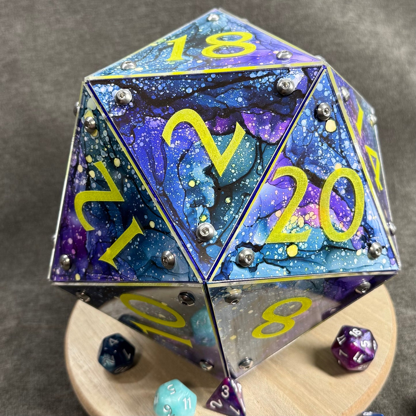 Circle of Stars: A Handpainted D20 Driftglobe Lamp