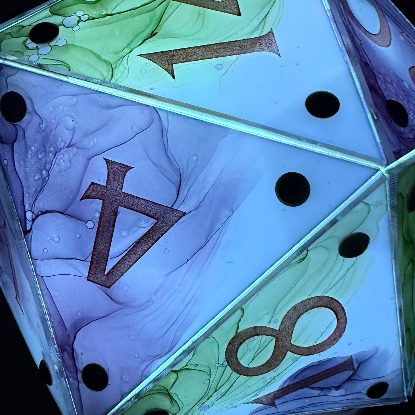Circle of Dreams: A Handpainted D20 Driftglobe Lamp