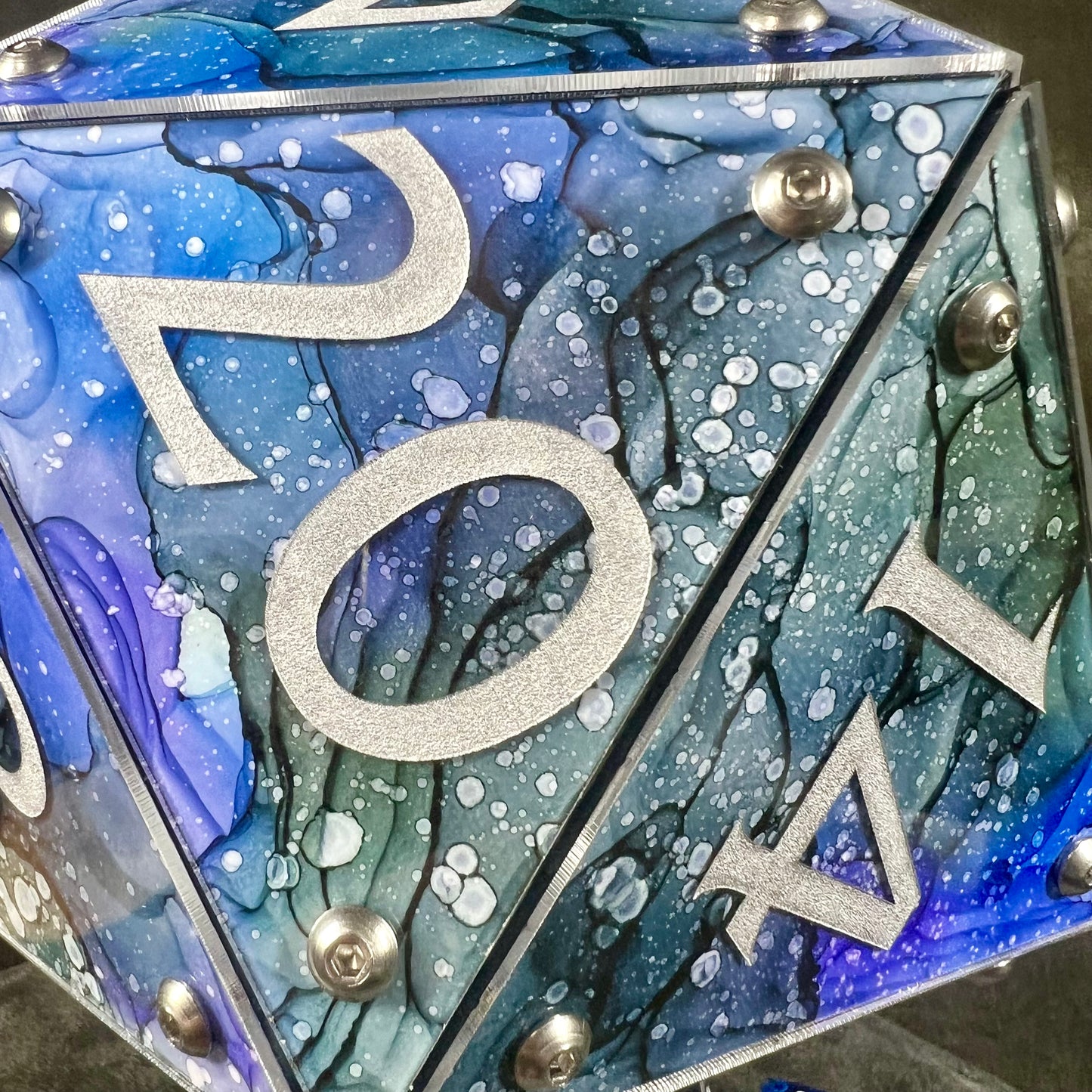 Starry Form : A Handpainted D20 Driftglobe Lamp