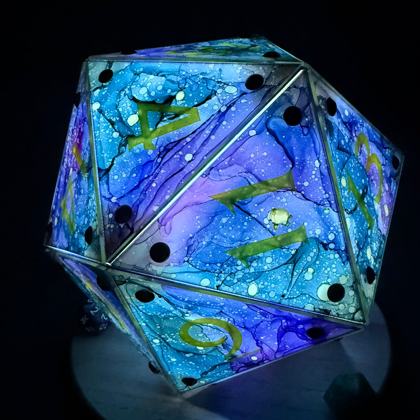 Circle of Stars: A Handpainted D20 Driftglobe Lamp