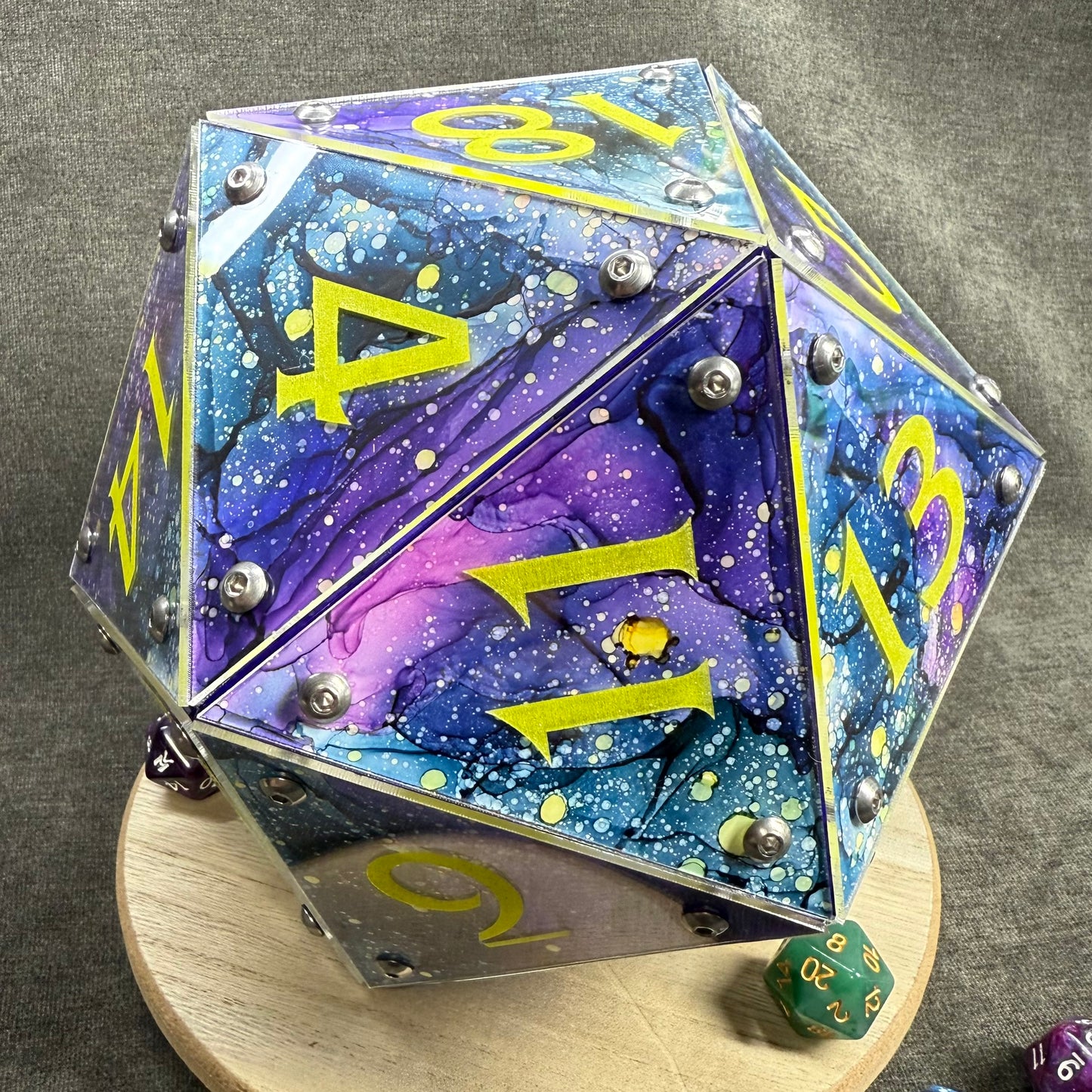 Circle of Stars: A Handpainted D20 Driftglobe Lamp