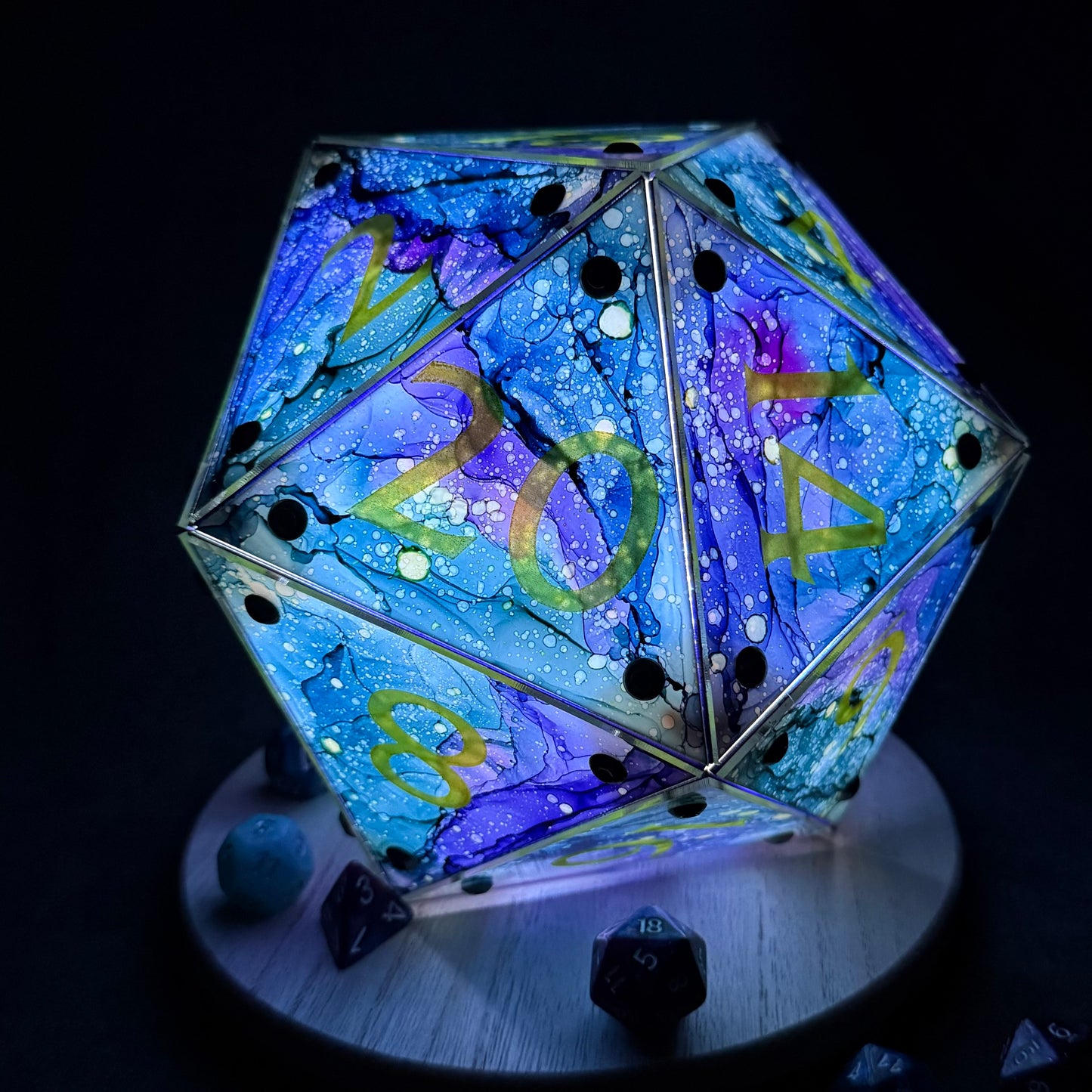 Circle of Stars: A Handpainted D20 Driftglobe Lamp