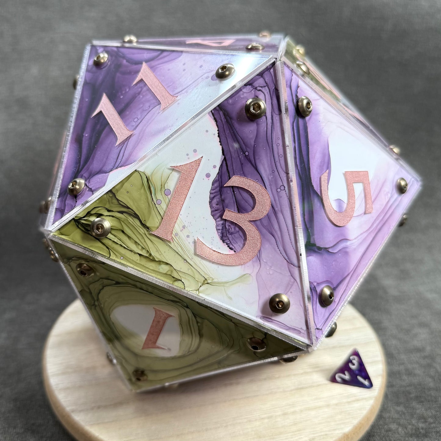 Circle of Dreams: A Handpainted D20 Driftglobe Lamp